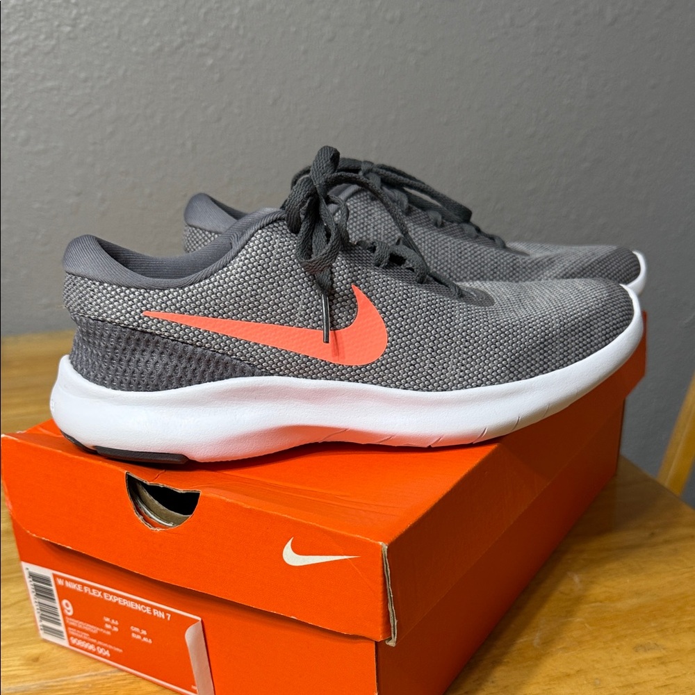 Nike Women’s Flex Experience RN 7